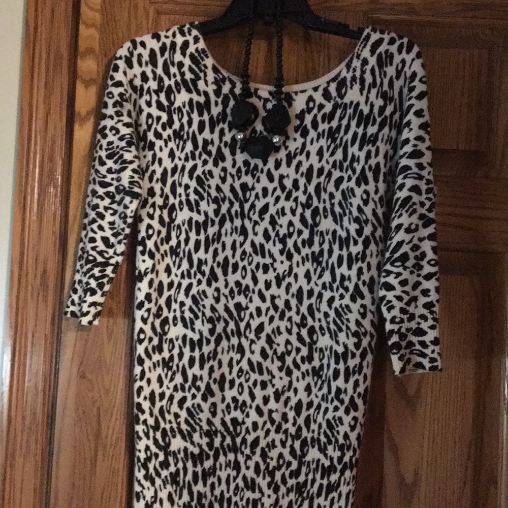 Women’s 3/4 sleeve black and white sweater.